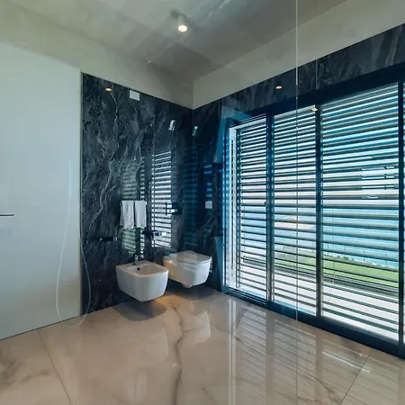 Sabrina Riviera Dei Fiori A Picco Sul Mare Con Piscina Privata ,wellness & Villa