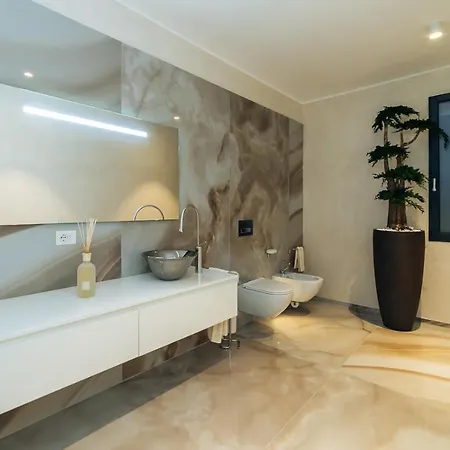 Villa Sabrina Riviera Dei Fiori A Picco Sul Mare Con Piscina Privata ,wellness & Imperia
