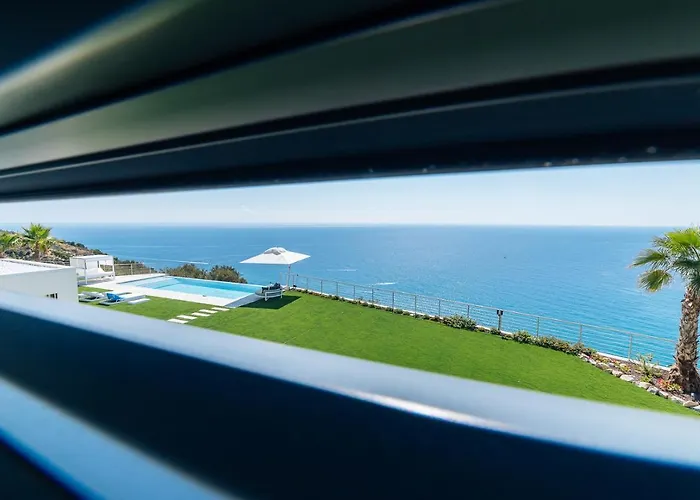 Sabrina Riviera Dei Fiori A Picco Sul Mare Con Piscina Privata ,wellness & * Imperia
