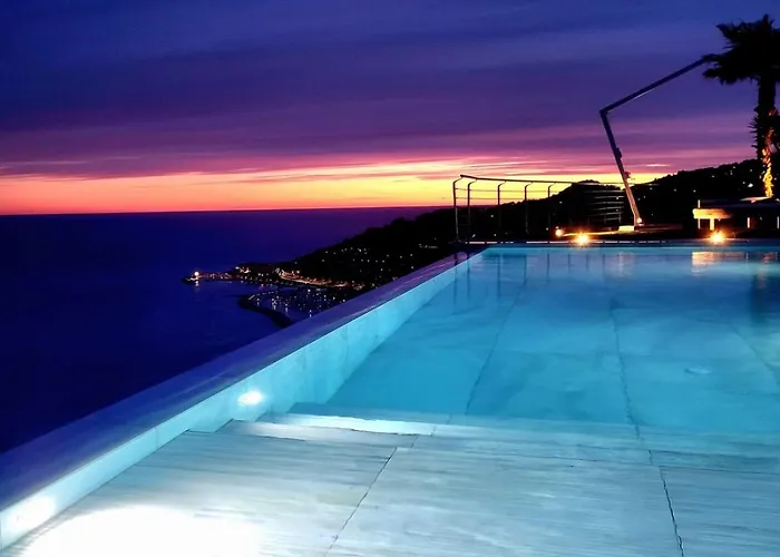Sabrina Riviera Dei Fiori A Picco Sul Mare Con Piscina Privata ,wellness & Imperia