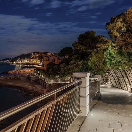 Sabrina Riviera Dei Fiori A Picco Sul Mare Con Piscina Privata ,wellness & * Imperia
