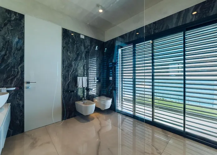 Sabrina Riviera Dei Fiori A Picco Sul Mare Con Piscina Privata ,wellness & Villa